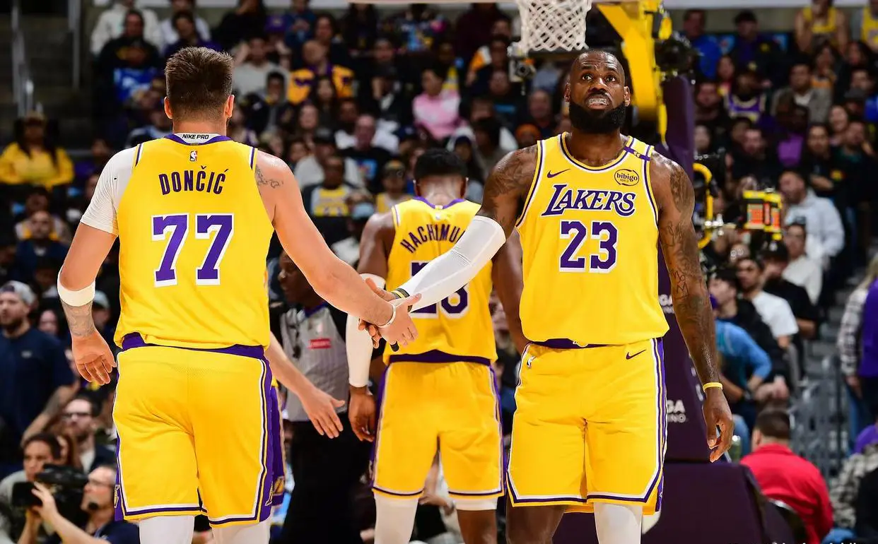 130-120 力克热火！湖人无詹阵容显威力，东契奇三双并列 NBA 当日焦点