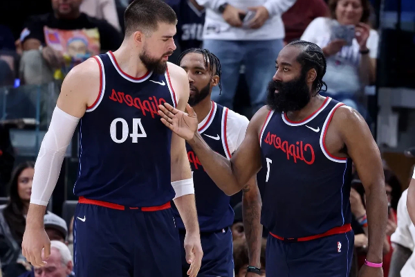 瞄准季后赛更高舞台！新疆男篮签下前 NBA 后卫华莱士，快船巅峰数据显价值