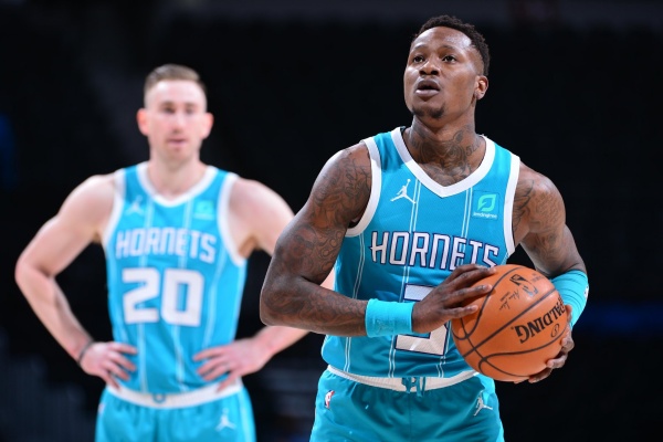 残阵紫金军团誓擒黄蜂！东契奇33+8剑指三连胜，三分雨成最大隐患