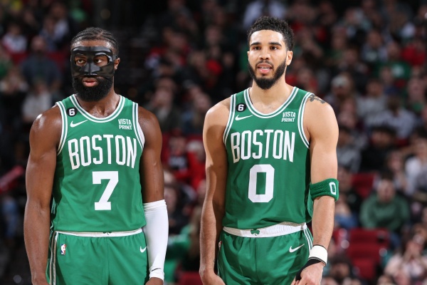 残阵绿军反客为主！西蒙斯狂轰39分撕碎热火防线，凯尔特人豪取三连杀