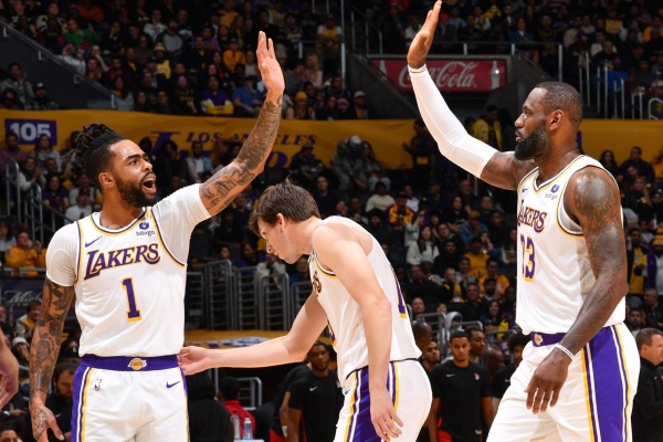 湖人崩盘！单节40分惨案再演，开拓者狂胜16分送紫金军15次惨败