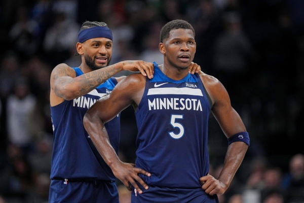 三分雨夜淹没标靶中心！公牛客场逆袭森林狼，爱德华兹绝平打铁饮恨三连败