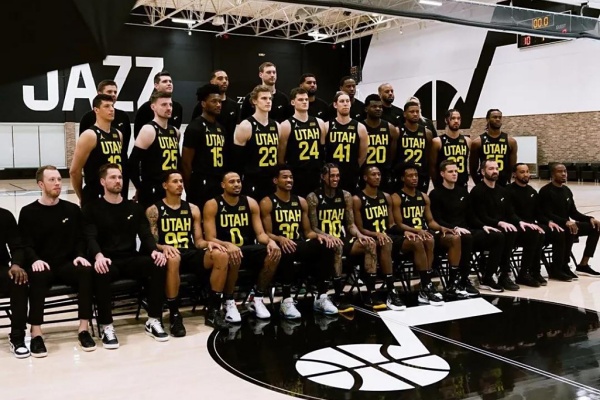 库里三节打卡狂轰31分，勇士单节42分摧毁爵士防线！金州军团豪取四连胜剑指前六